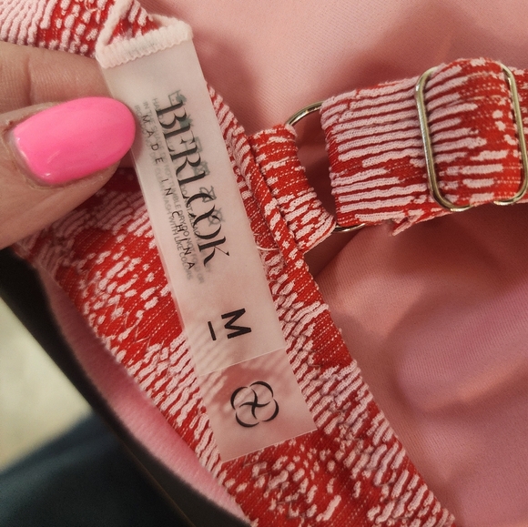 Berlook Red & Pink Floral Bikini Top | Adjustable | Size M | NWT - Picture 4 of 4